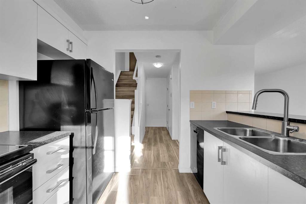 169 Windstone Park Sw, Airdrie, AB - Indoor Photo Showing Kitchen With Double Sink