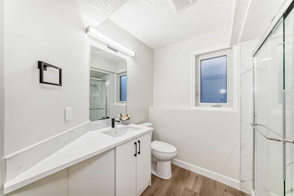 624 Shawinigan Drive Sw, Calgary, AB - Indoor Photo Showing Bathroom