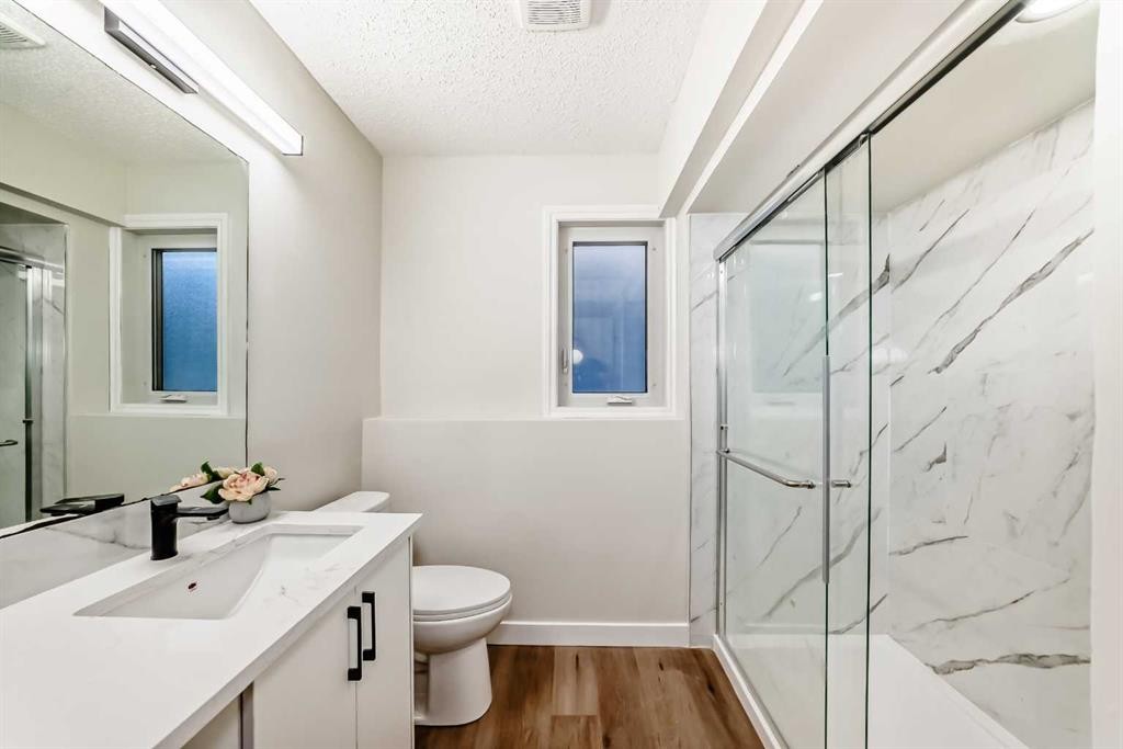 624 Shawinigan Drive Sw, Calgary, AB - Indoor Photo Showing Bathroom