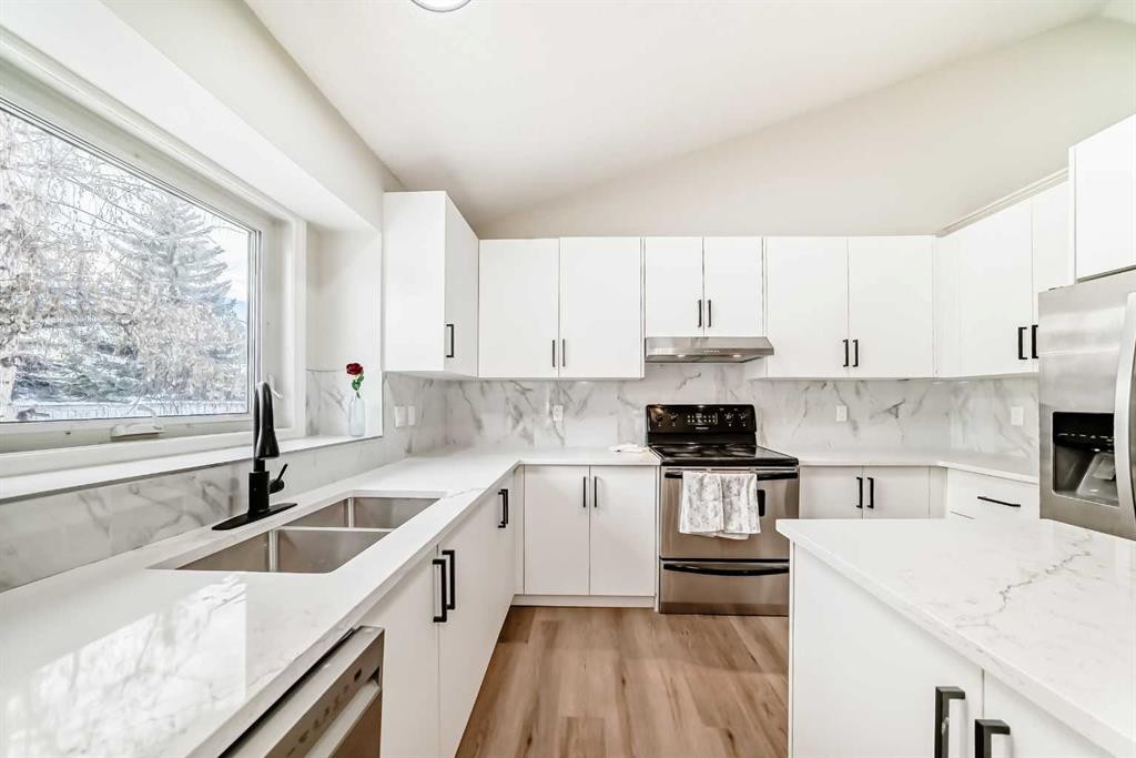 624 Shawinigan Drive Sw, Calgary, AB - Indoor Photo Showing Kitchen With Double Sink With Upgraded Kitchen