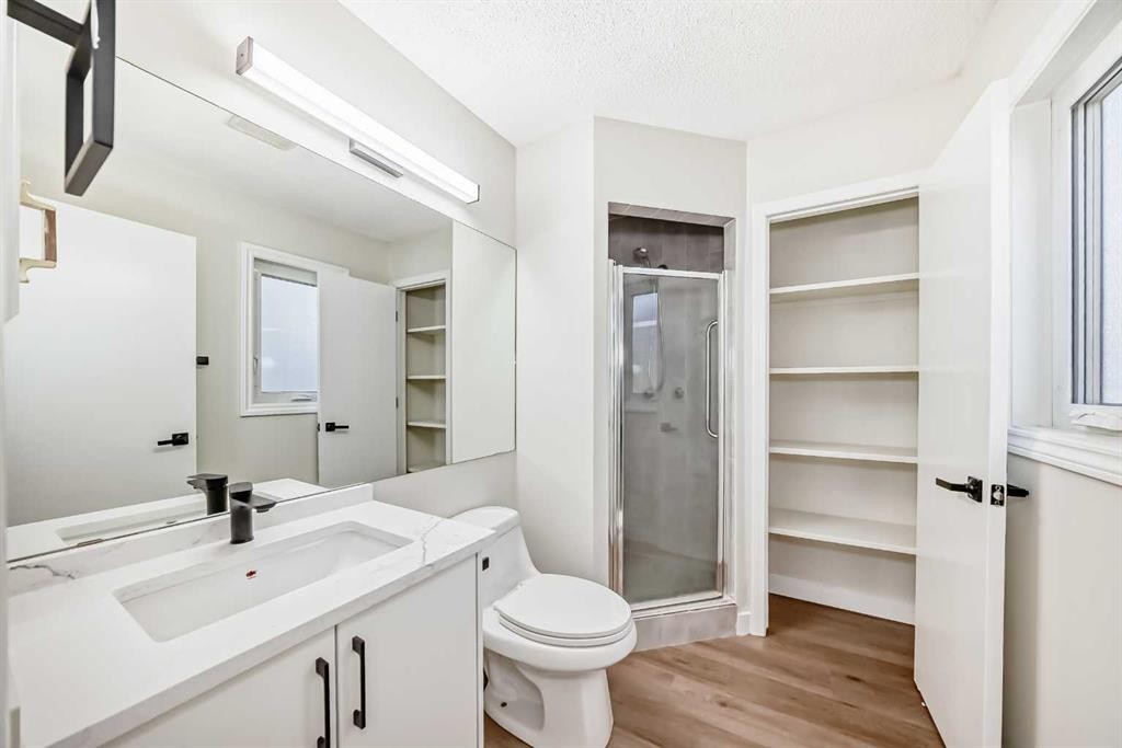 624 Shawinigan Drive Sw, Calgary, AB - Indoor Photo Showing Bathroom
