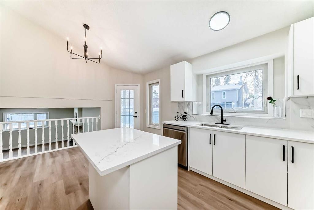 624 Shawinigan Drive Sw, Calgary, AB - Indoor Photo Showing Kitchen