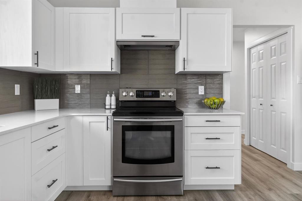 203 Lynnover Place Se, Calgary, AB - Indoor Photo Showing Kitchen With Upgraded Kitchen