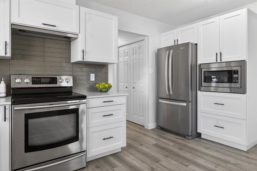 203 Lynnover Place Se, Calgary, AB - Indoor Photo Showing Kitchen With Upgraded Kitchen