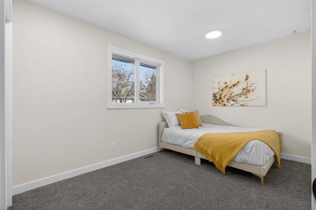 203 Lynnover Place Se, Calgary, AB - Indoor Photo Showing Bedroom
