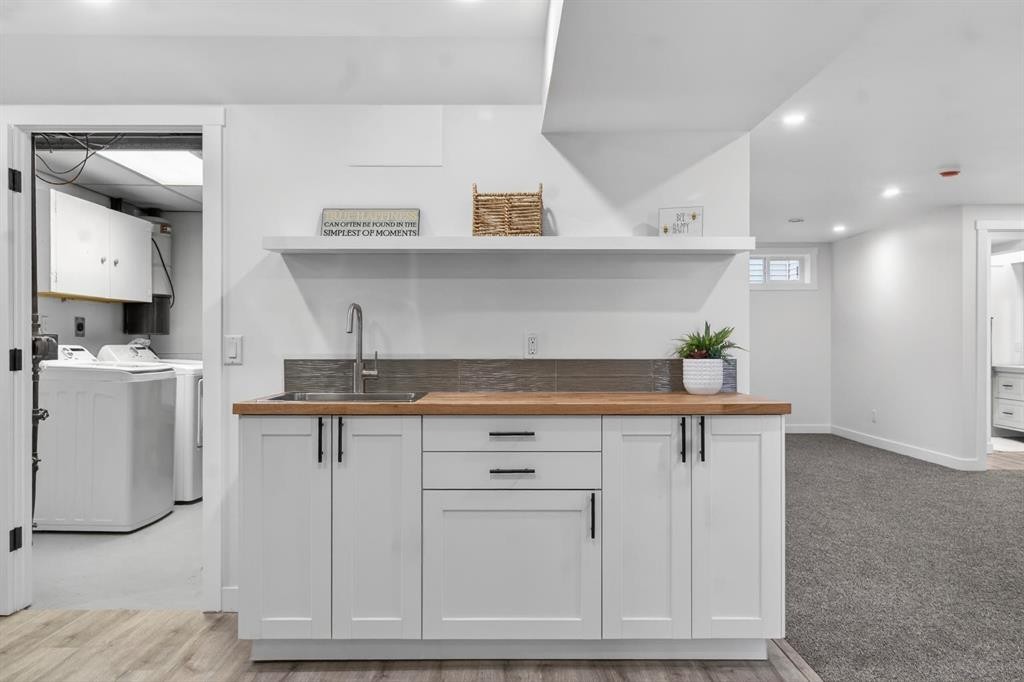 203 Lynnover Place Se, Calgary, AB - Indoor Photo Showing Laundry Room