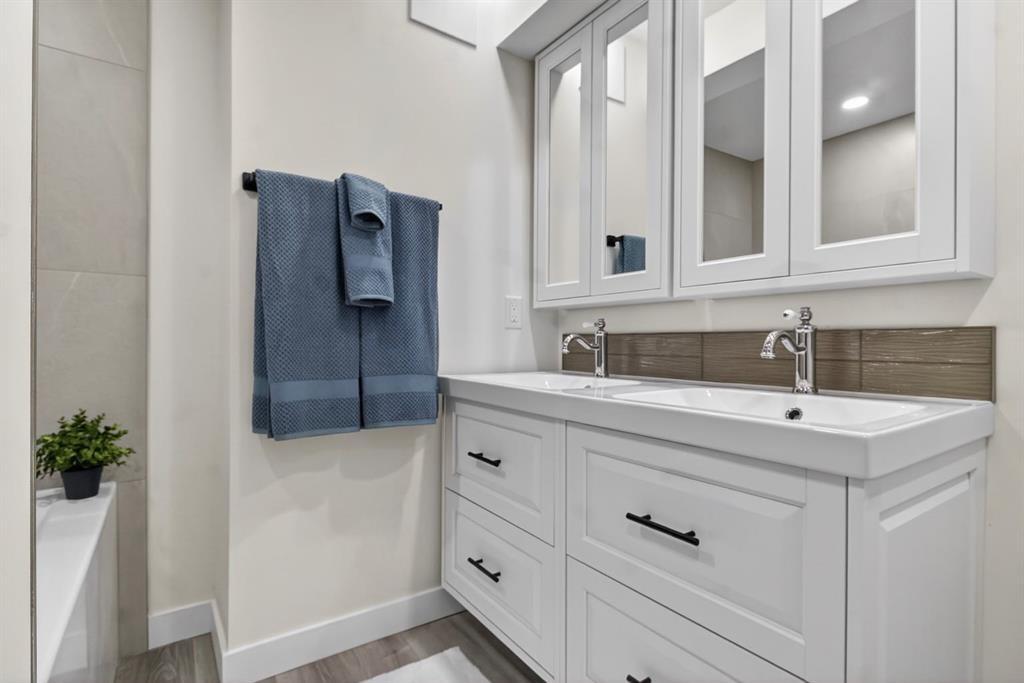 203 Lynnover Place Se, Calgary, AB - Indoor Photo Showing Bathroom