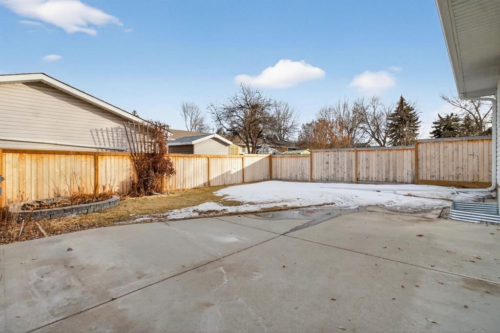 203 Lynnover Place Se, Calgary, AB - Outdoor