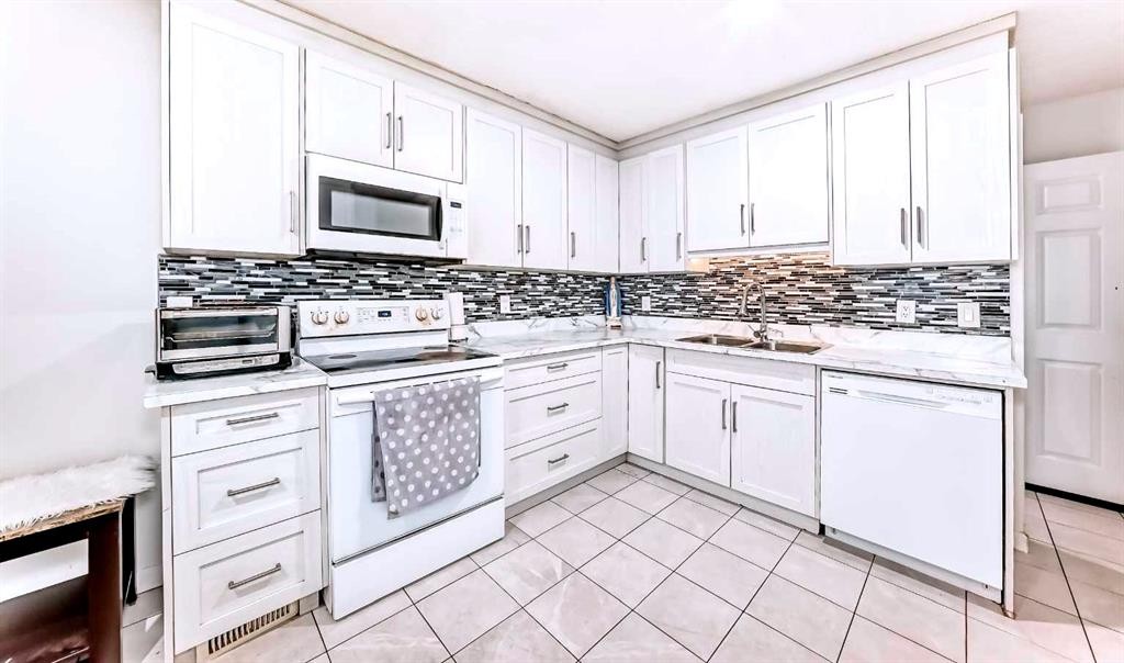 707 Malvern Drive Ne, Calgary, AB - Indoor Photo Showing Kitchen With Double Sink