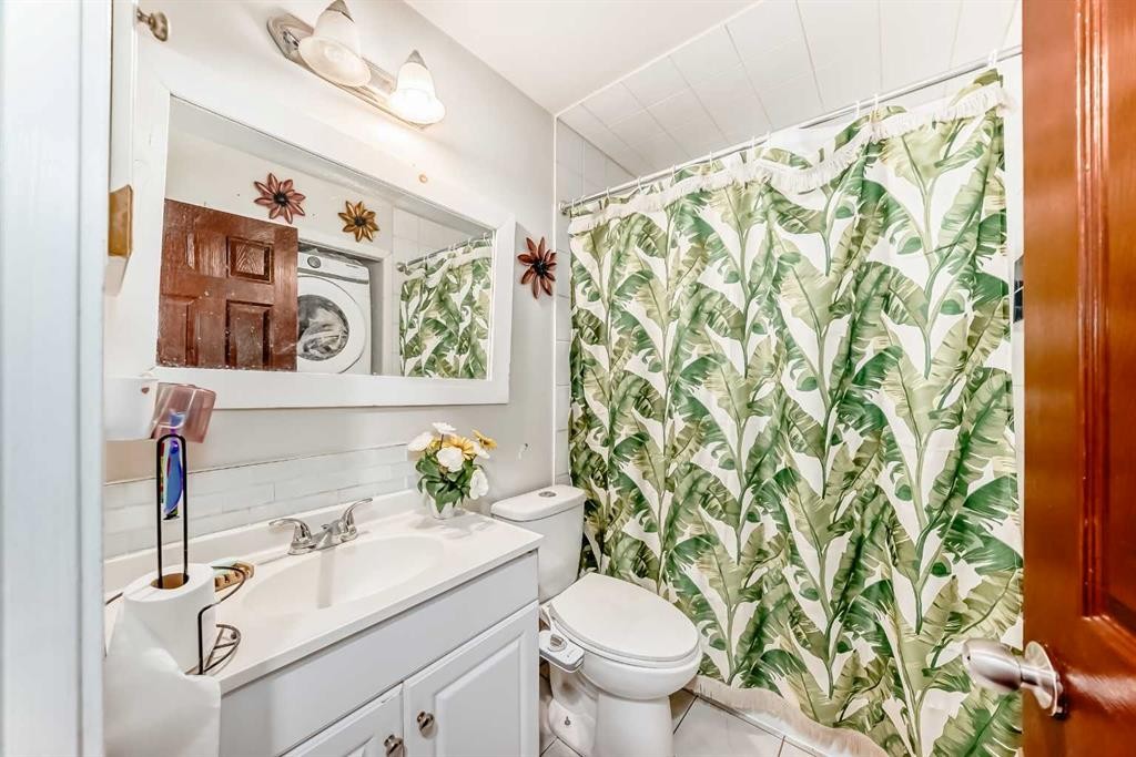 707 Malvern Drive Ne, Calgary, AB - Indoor Photo Showing Bathroom