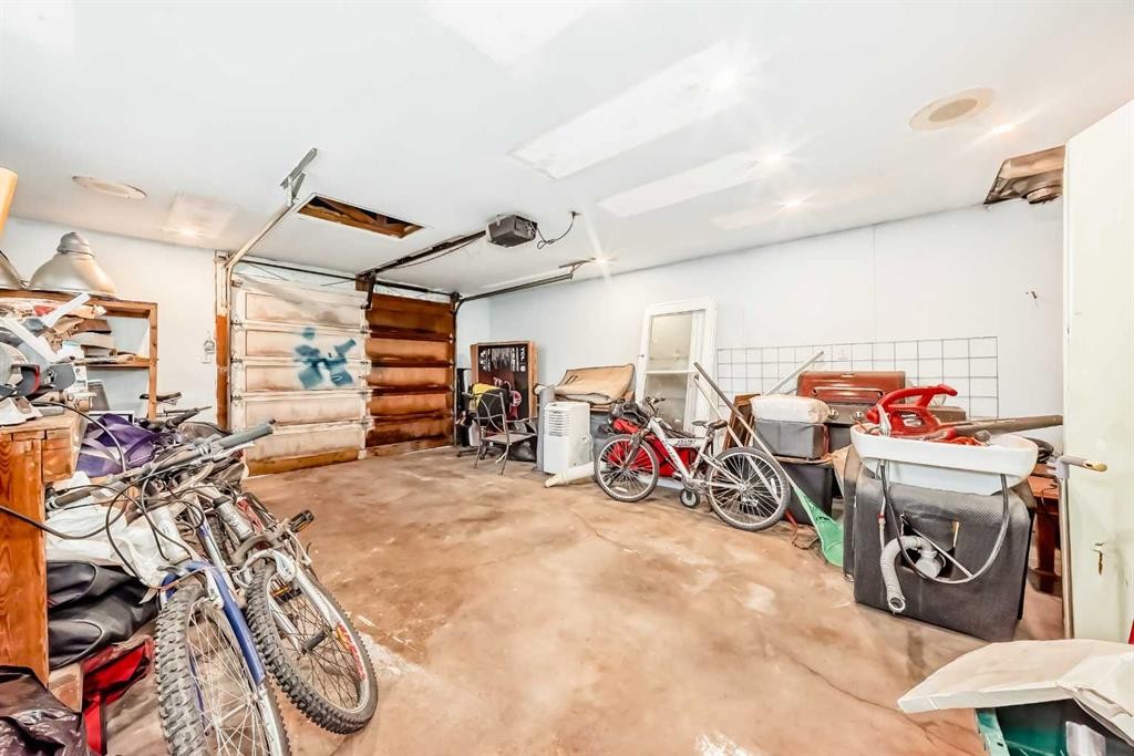 707 Malvern Drive Ne, Calgary, AB - Indoor Photo Showing Garage