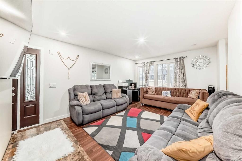 707 Malvern Drive Ne, Calgary, AB - Indoor Photo Showing Living Room
