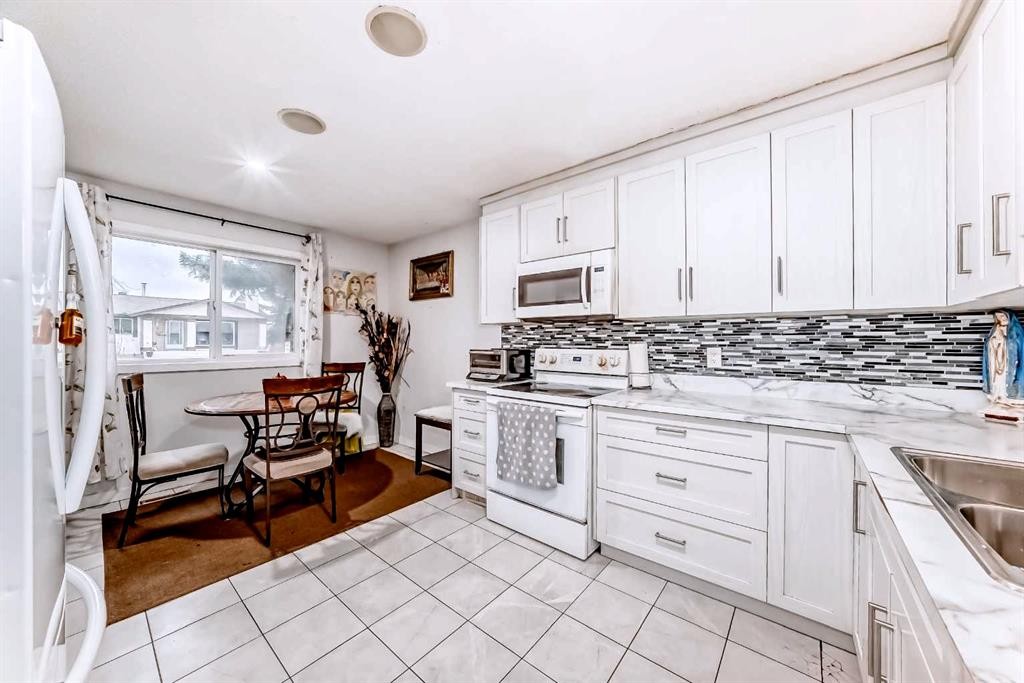 707 Malvern Drive Ne, Calgary, AB - Indoor Photo Showing Kitchen With Double Sink