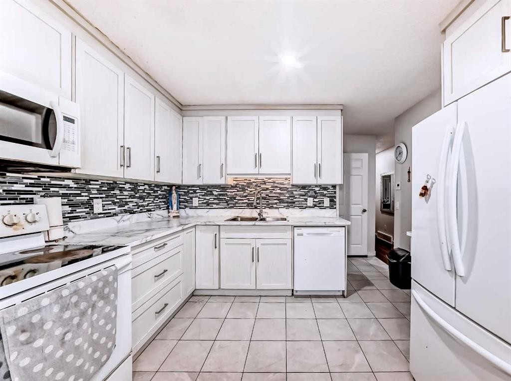 707 Malvern Drive Ne, Calgary, AB - Indoor Photo Showing Kitchen With Double Sink