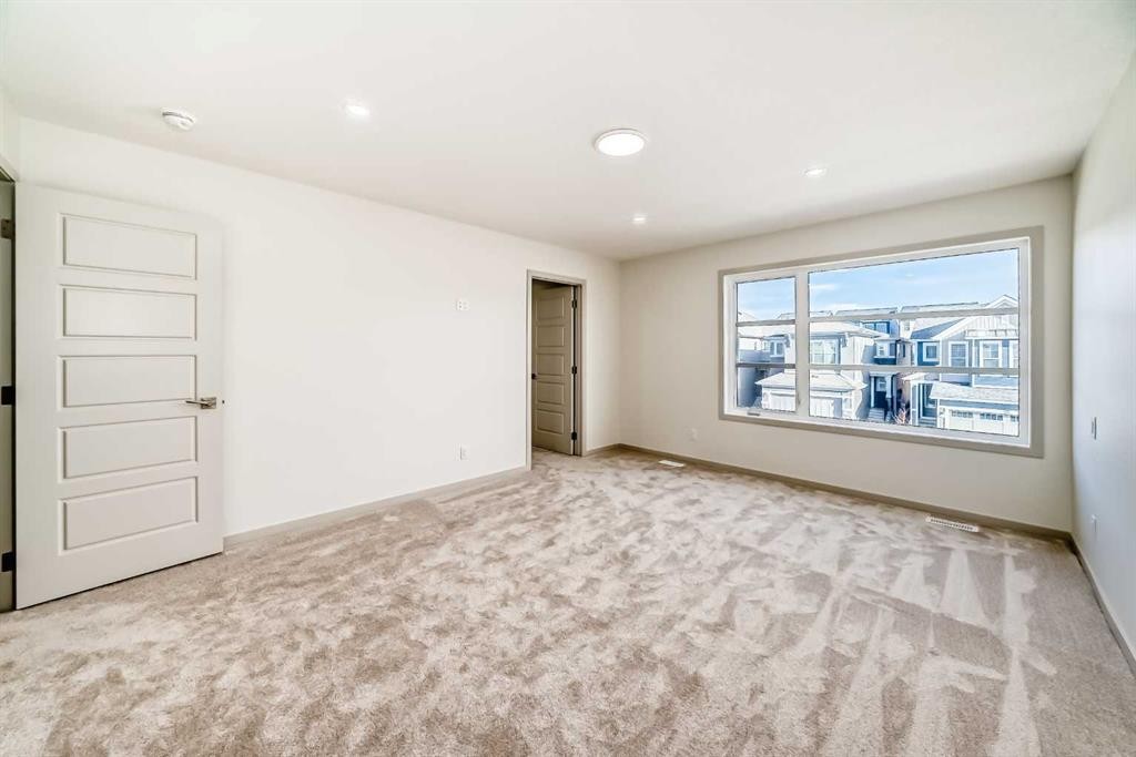 31 Lucas Passage Nw, Calgary, AB - Indoor Photo Showing Other Room