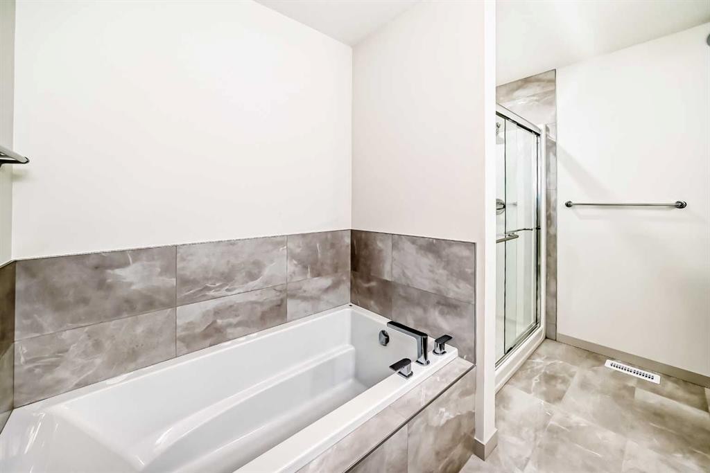 31 Lucas Passage Nw, Calgary, AB - Indoor Photo Showing Bathroom
