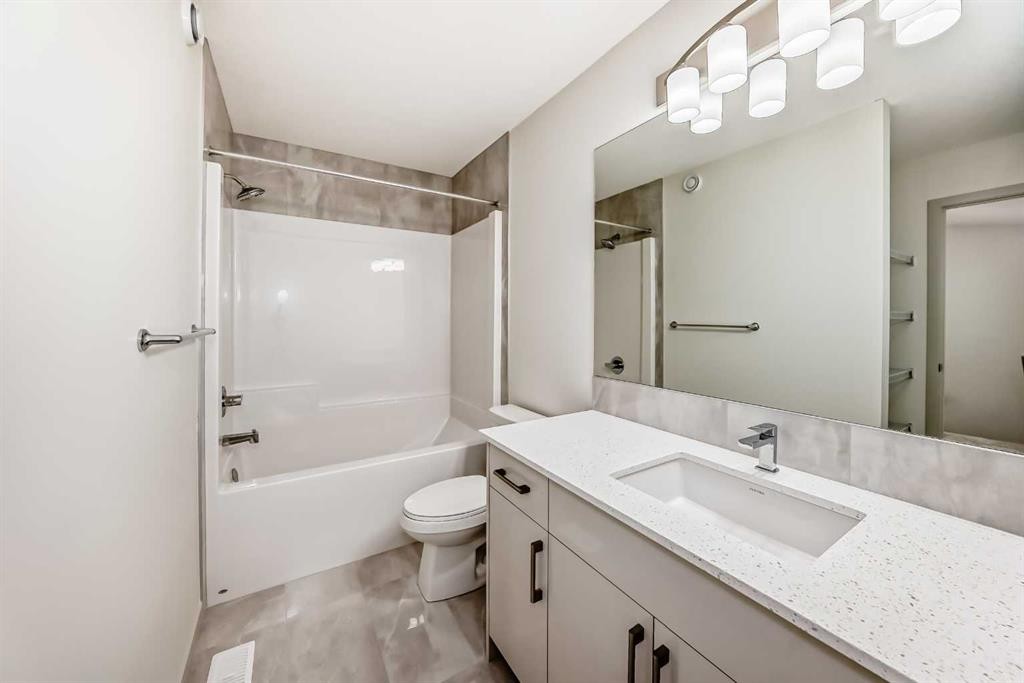 31 Lucas Passage Nw, Calgary, AB - Indoor Photo Showing Bathroom