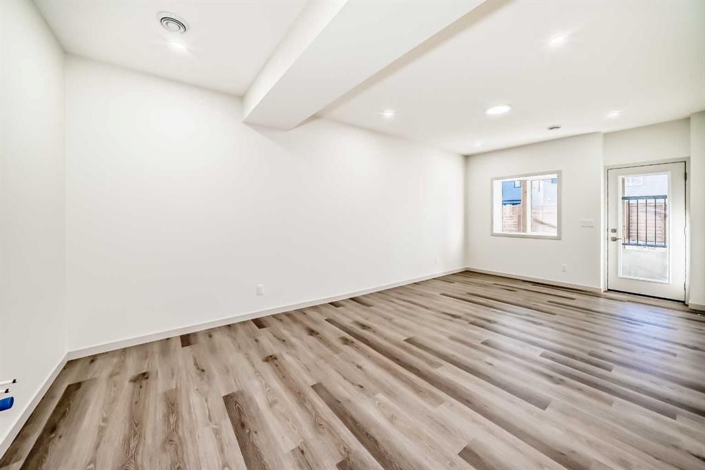 31 Lucas Passage Nw, Calgary, AB - Indoor Photo Showing Other Room