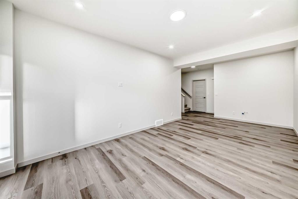31 Lucas Passage Nw, Calgary, AB - Indoor Photo Showing Other Room