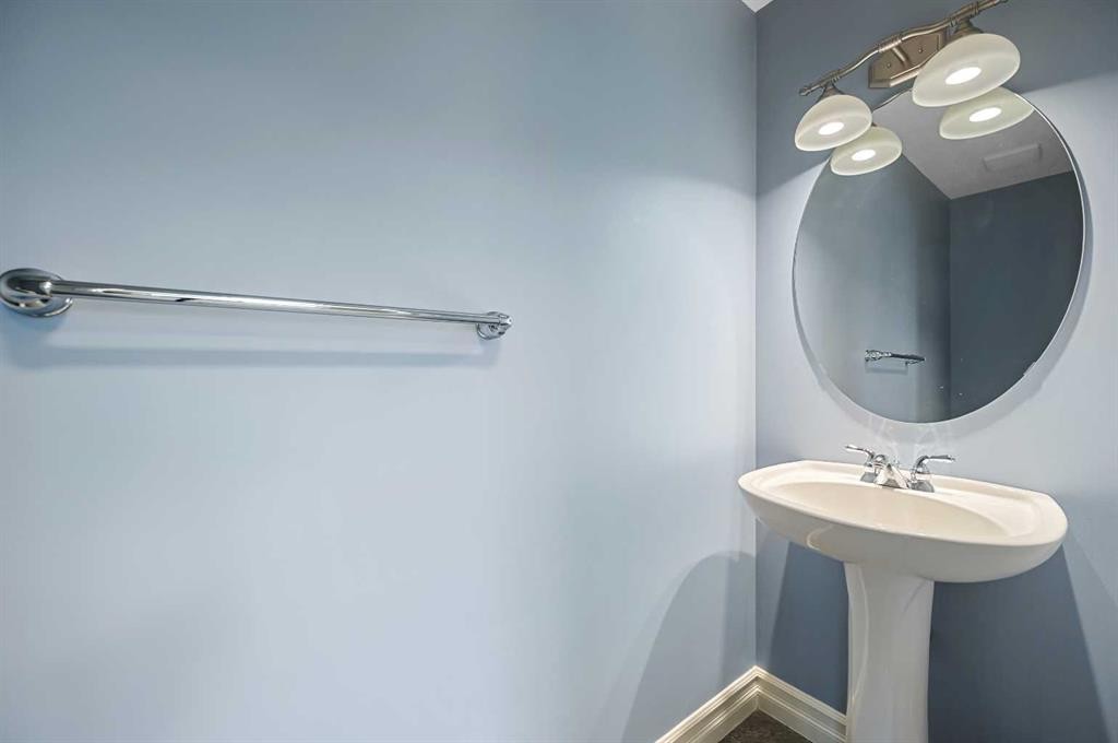 5619 Coach Hill Road Sw, Calgary, AB - Indoor Photo Showing Bathroom