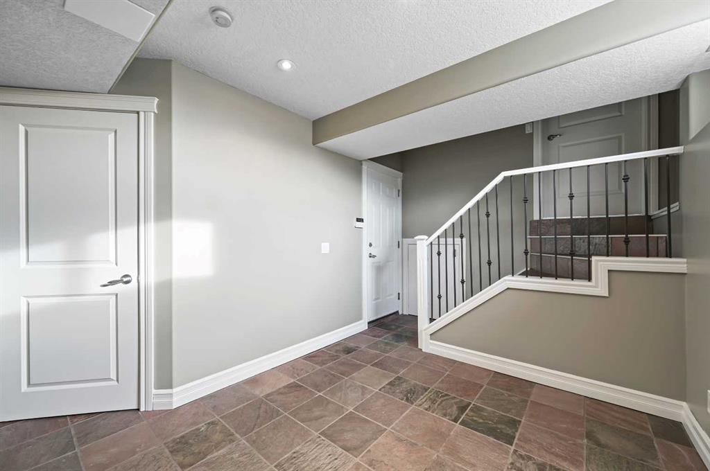 5619 Coach Hill Road Sw, Calgary, AB - Indoor Photo Showing Other Room