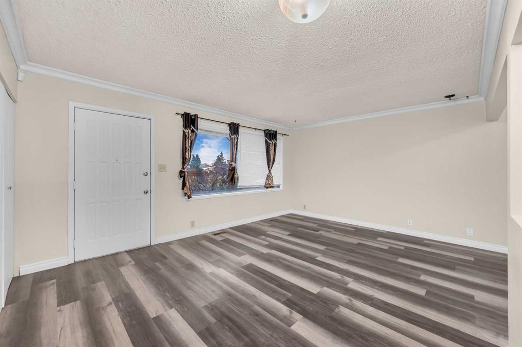 1527 52 Street Se, Calgary, AB - Indoor Photo Showing Other Room