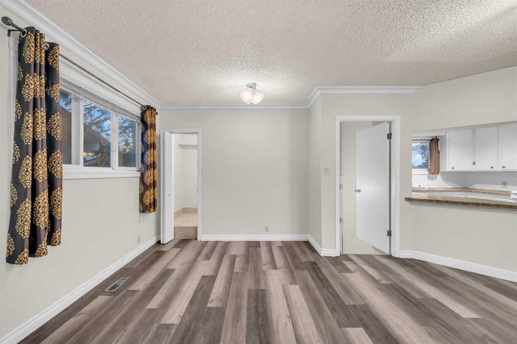 1527 52 Street Se, Calgary, AB - Indoor Photo Showing Other Room