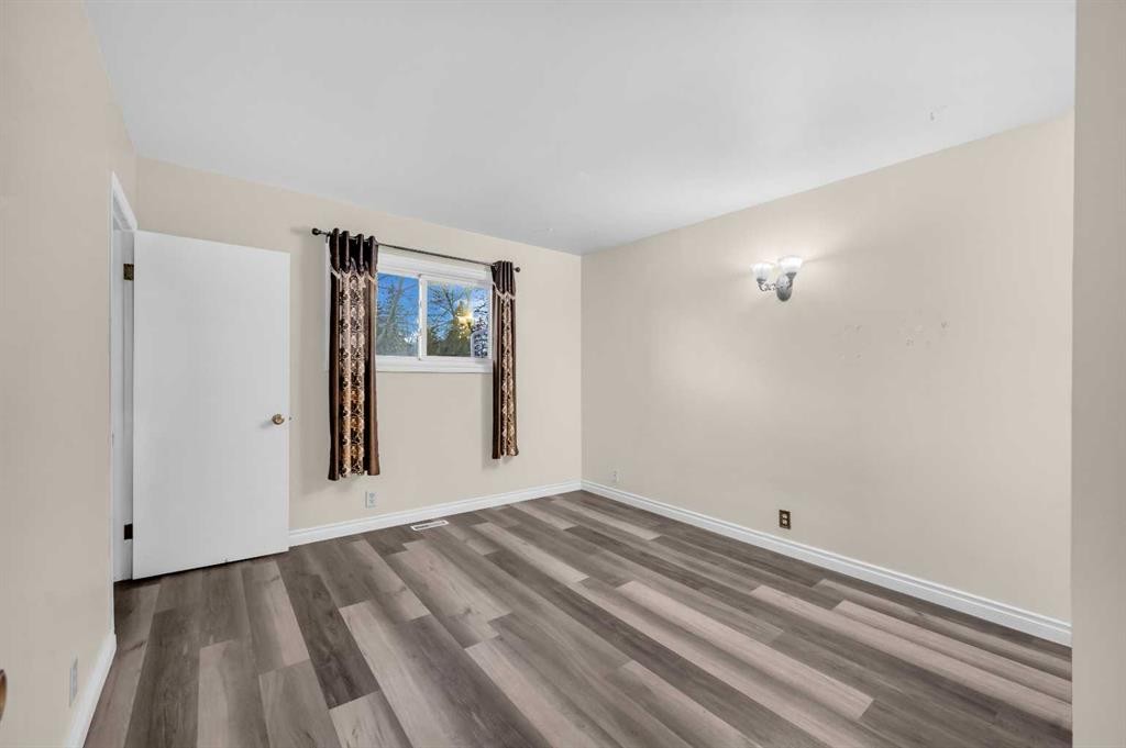 1527 52 Street Se, Calgary, AB - Indoor Photo Showing Other Room