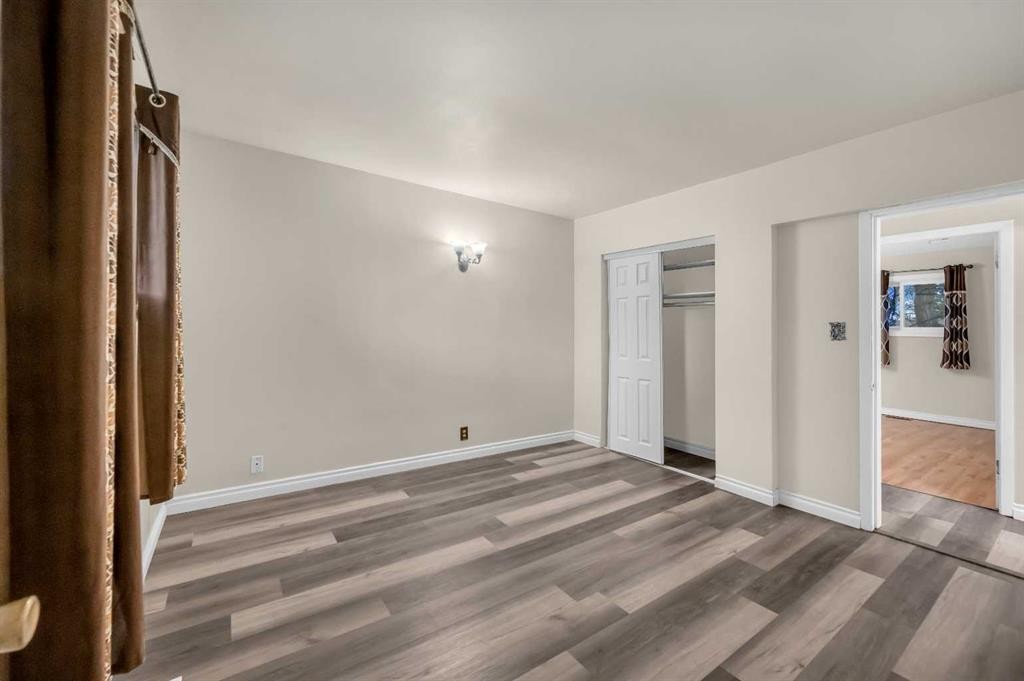 1527 52 Street Se, Calgary, AB - Indoor Photo Showing Other Room