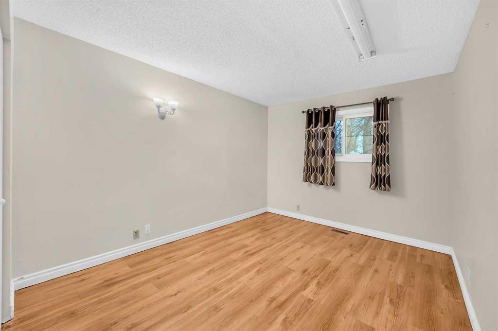 1527 52 Street Se, Calgary, AB - Indoor Photo Showing Other Room