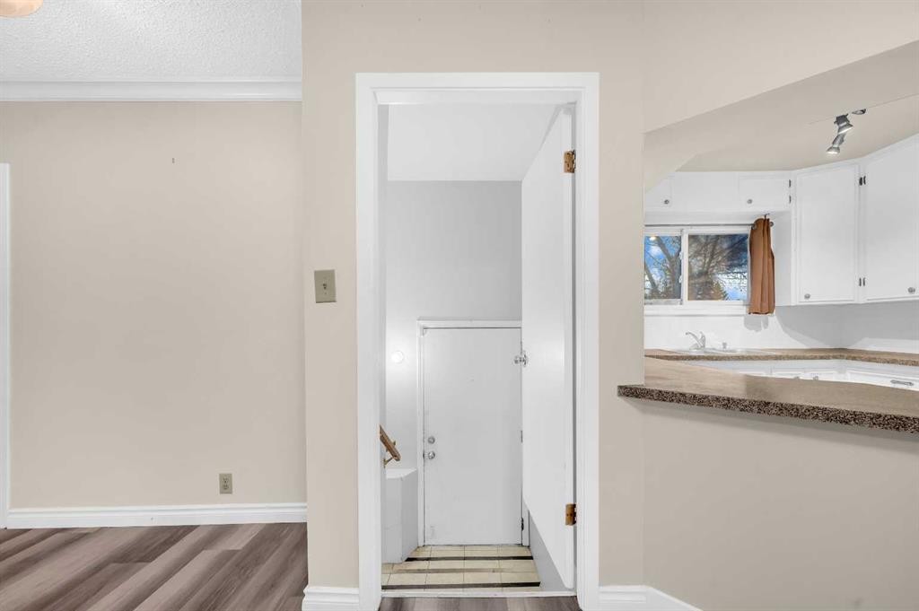 1527 52 Street Se, Calgary, AB - Indoor Photo Showing Other Room