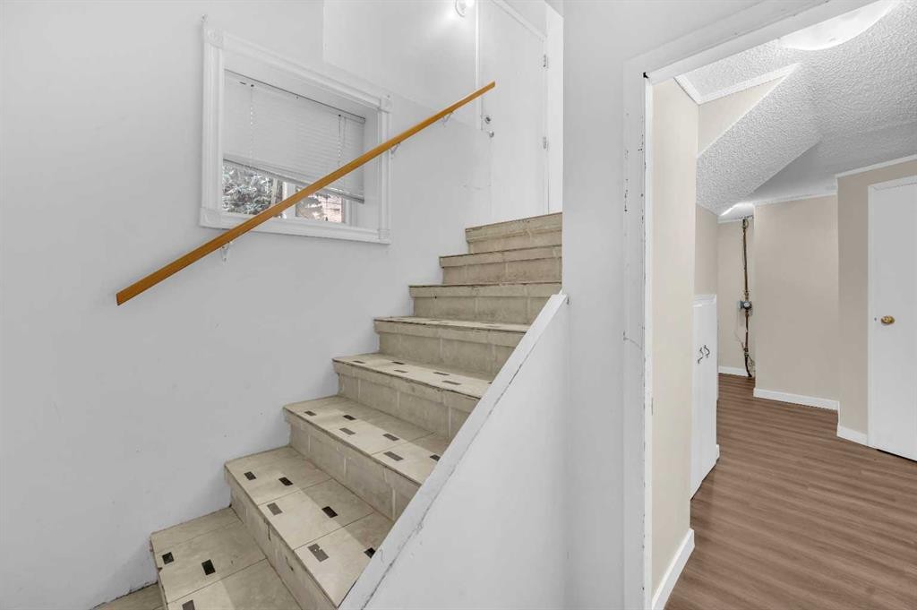 1527 52 Street Se, Calgary, AB - Indoor Photo Showing Other Room