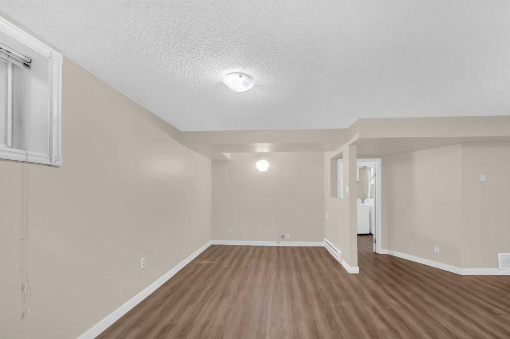 1527 52 Street Se, Calgary, AB - Indoor Photo Showing Other Room