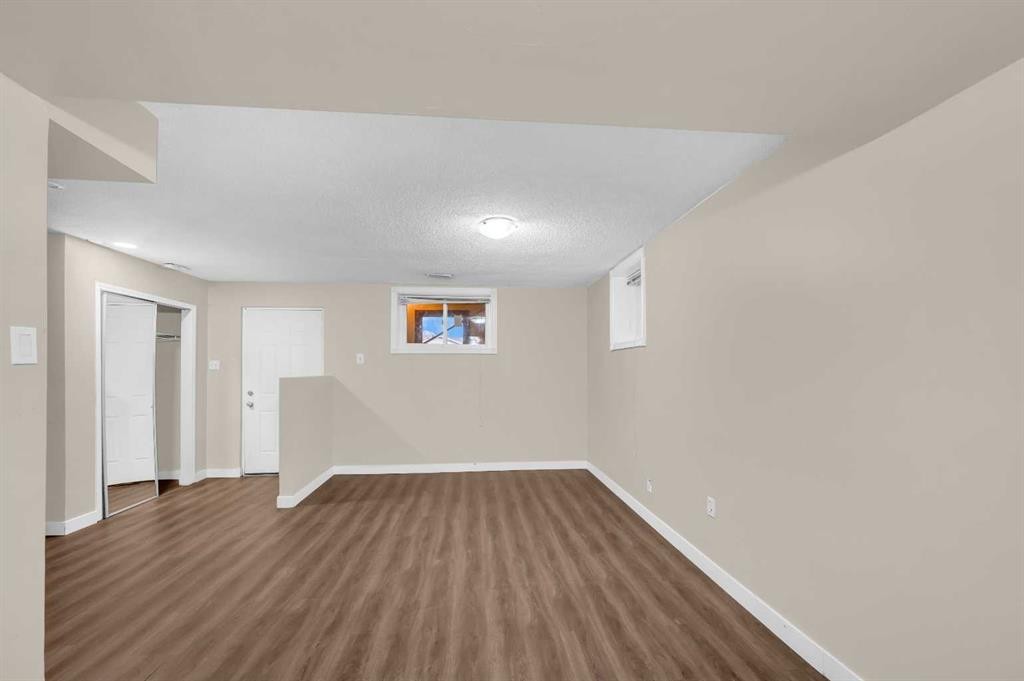 1527 52 Street Se, Calgary, AB - Indoor Photo Showing Other Room
