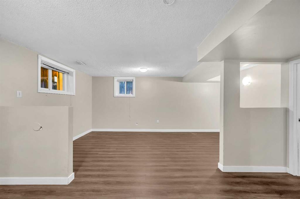 1527 52 Street Se, Calgary, AB - Indoor Photo Showing Other Room