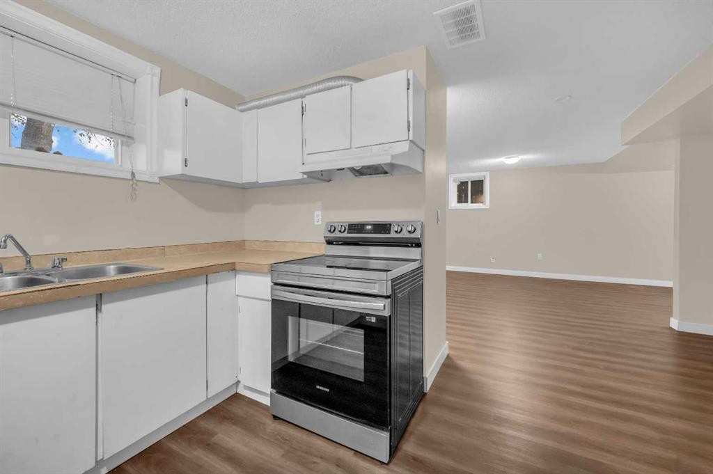 1527 52 Street Se, Calgary, AB - Indoor Photo Showing Kitchen With Double Sink