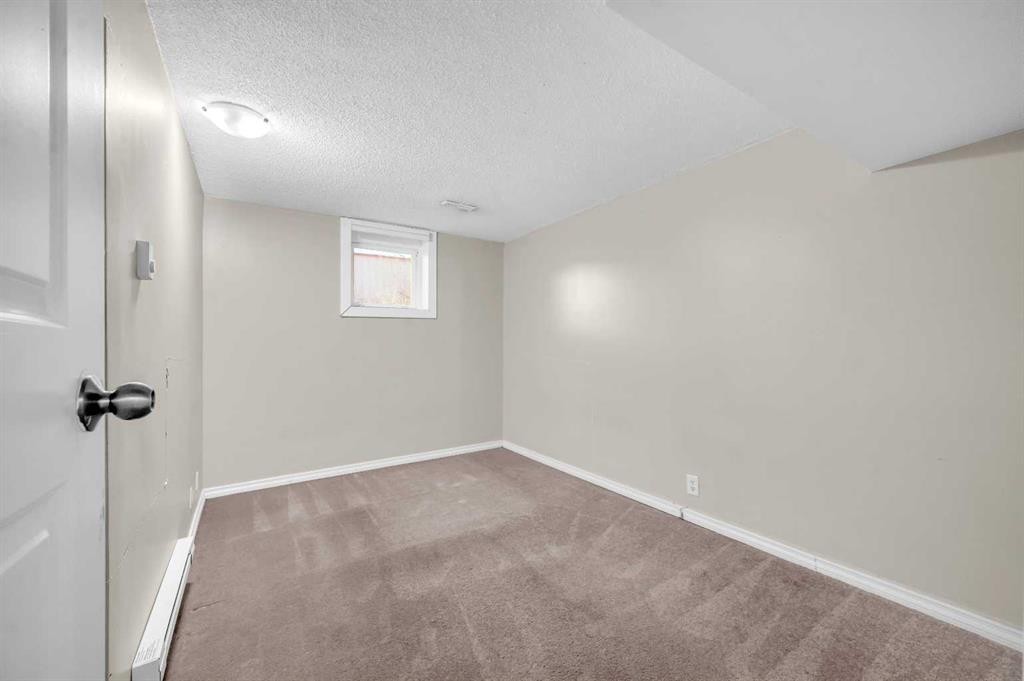 1527 52 Street Se, Calgary, AB - Indoor Photo Showing Other Room