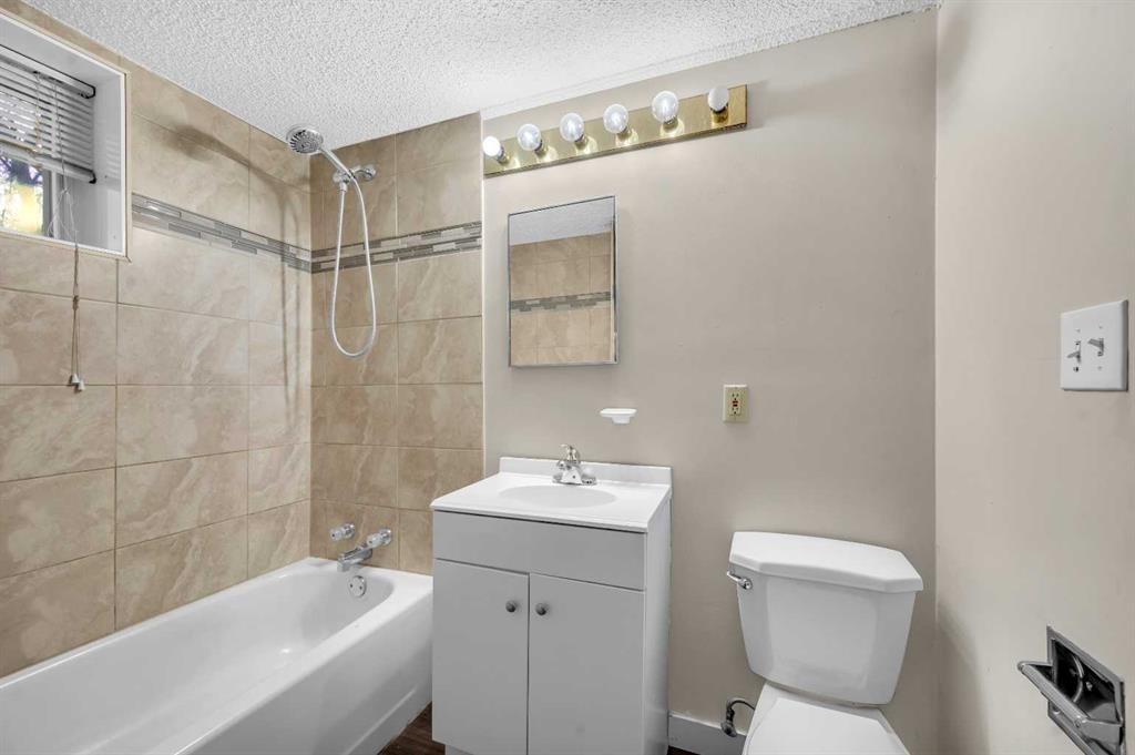 1527 52 Street Se, Calgary, AB - Indoor Photo Showing Bathroom