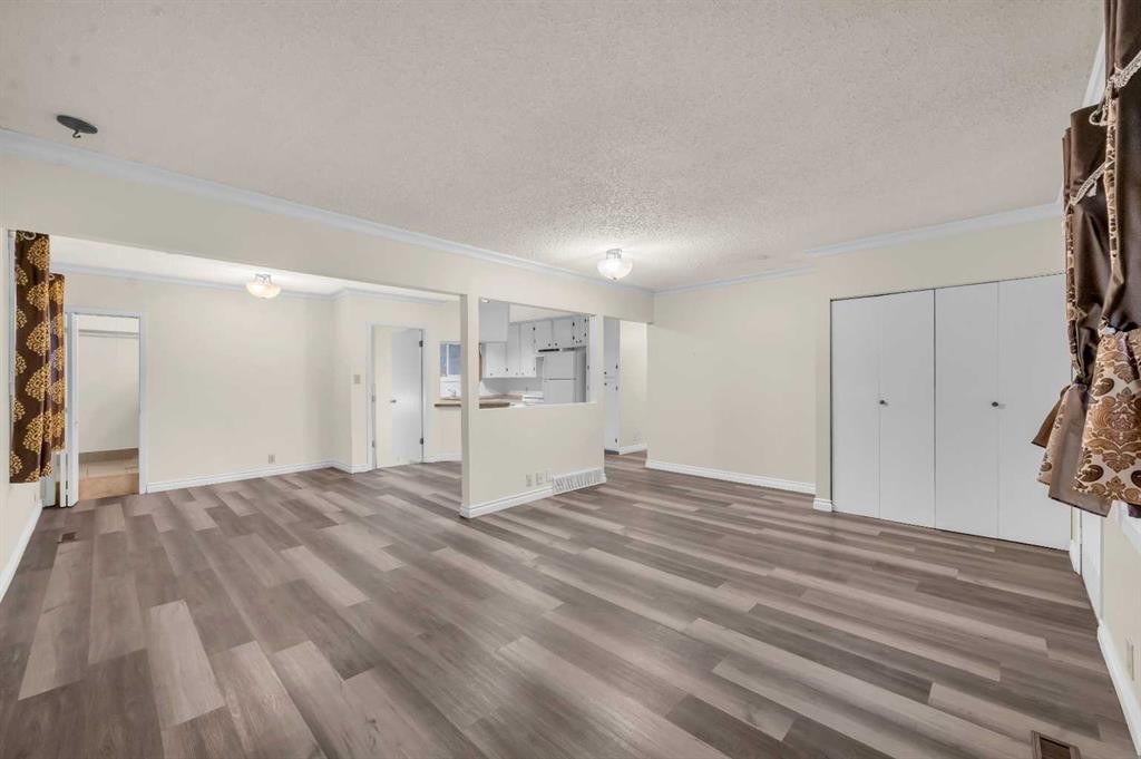 1527 52 Street Se, Calgary, AB - Indoor Photo Showing Other Room