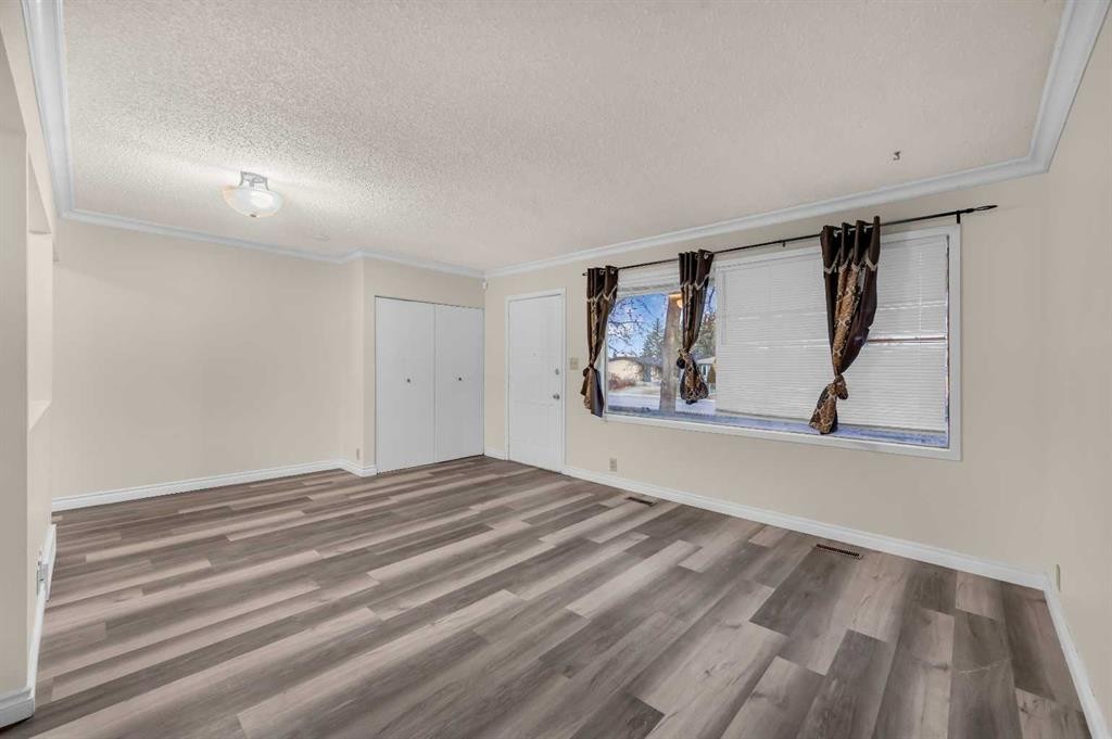 1527 52 Street Se, Calgary, AB - Indoor Photo Showing Other Room