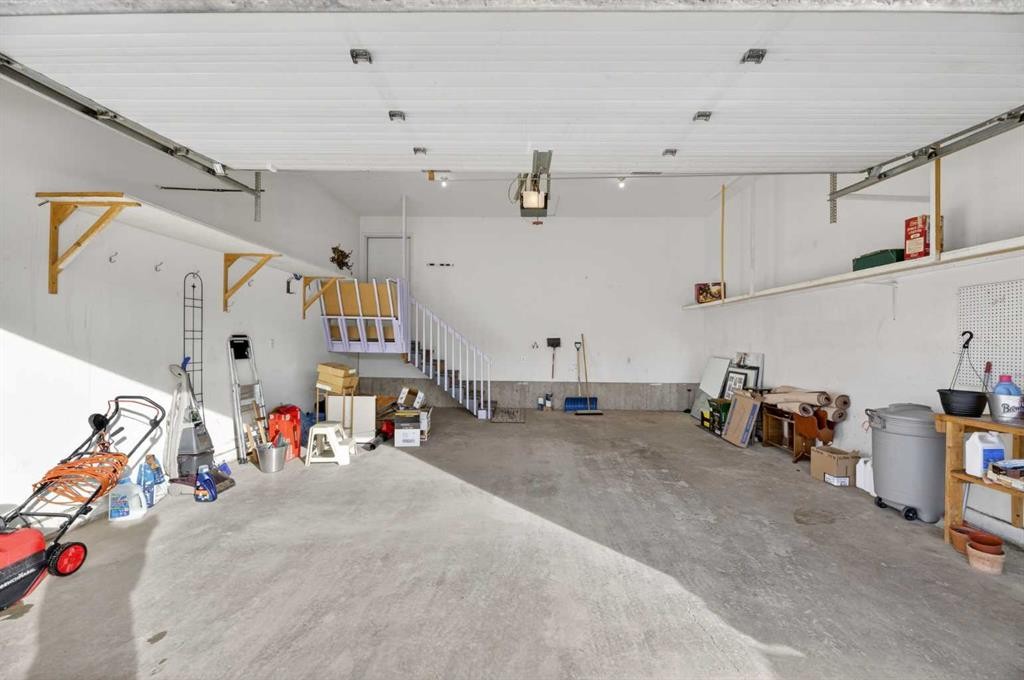 31 Valarosa Drive, Didsbury, AB - Indoor Photo Showing Garage