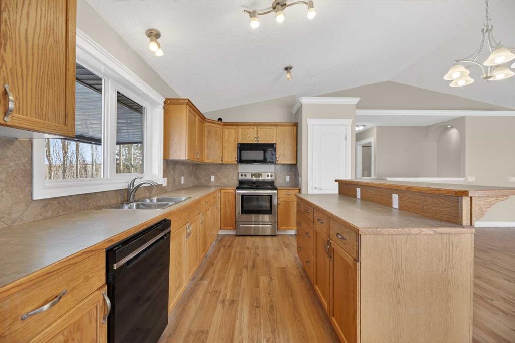 31 Valarosa Drive, Didsbury, AB - Indoor Photo Showing Kitchen With Double Sink