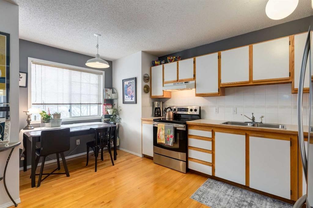 318 Hawkstone Manor Nw, Calgary, AB - Indoor Photo Showing Kitchen