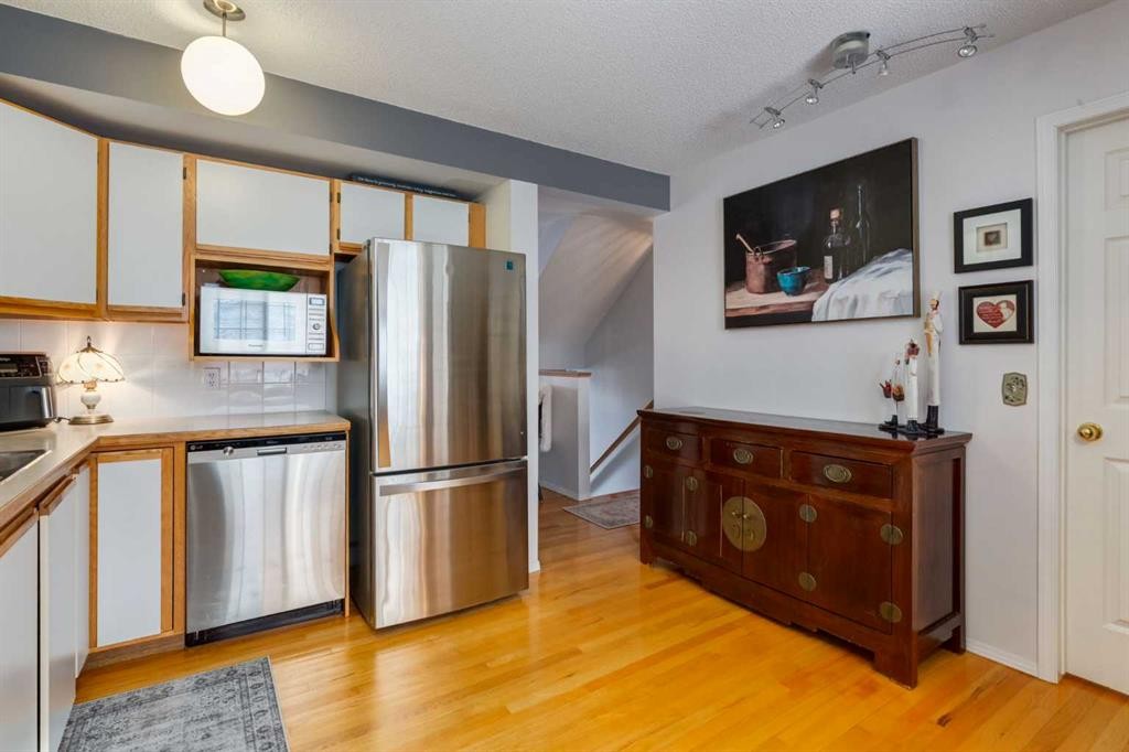 318 Hawkstone Manor Nw, Calgary, AB - Indoor Photo Showing Kitchen