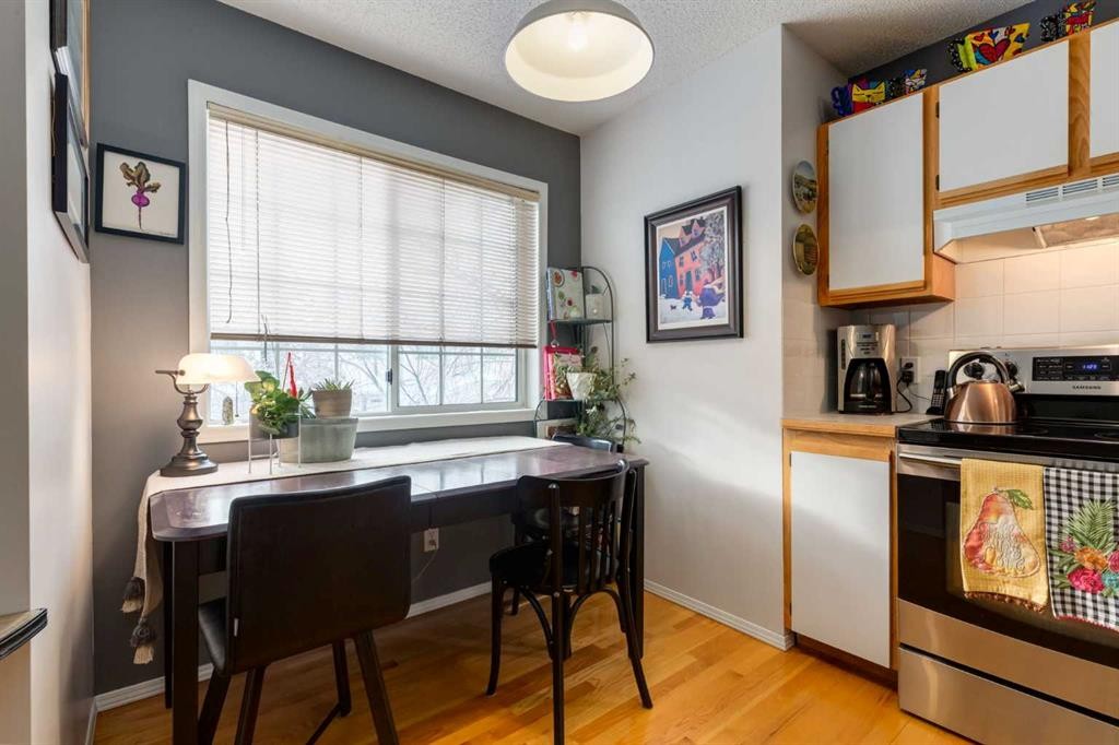 318 Hawkstone Manor Nw, Calgary, AB - Indoor Photo Showing Other Room