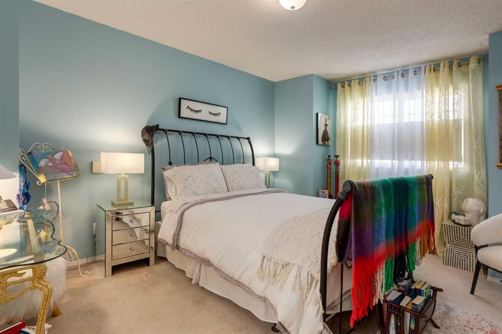 318 Hawkstone Manor Nw, Calgary, AB - Indoor Photo Showing Bedroom