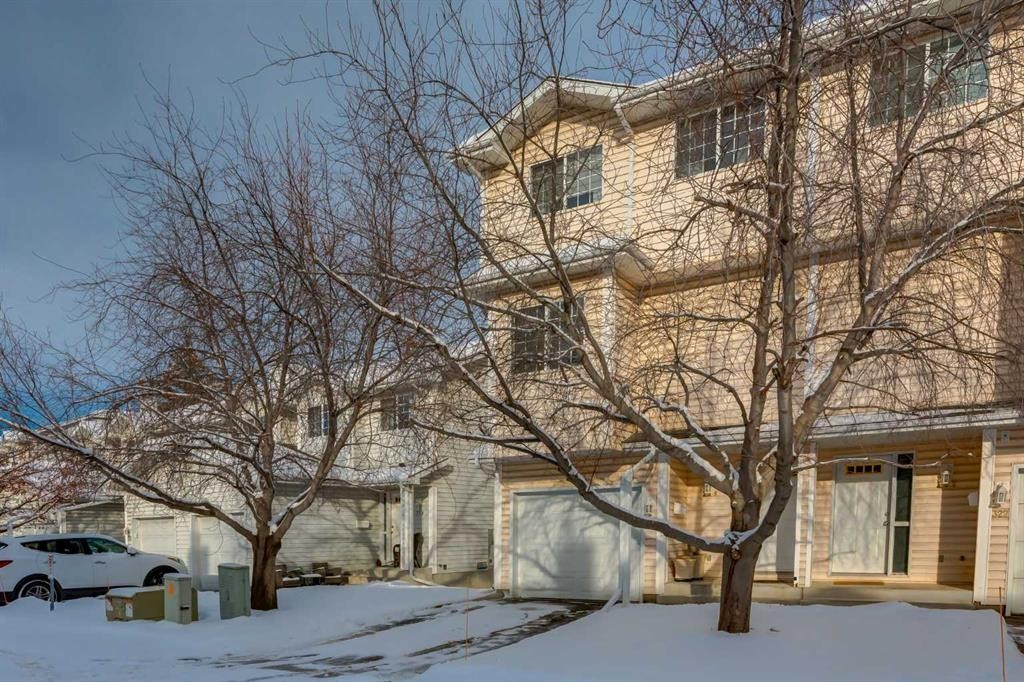 318 Hawkstone Manor Nw, Calgary, AB - Outdoor