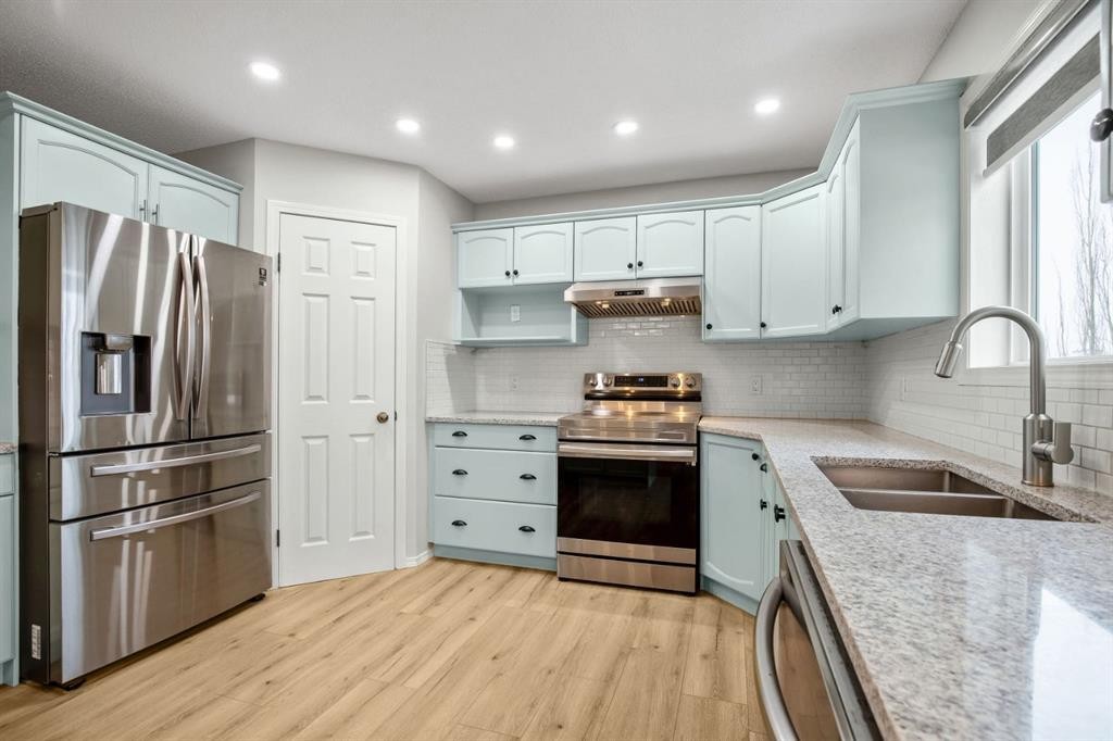 104 Cove Crescent, Chestermere, AB - Indoor Photo Showing Kitchen With Stainless Steel Kitchen With Double Sink With Upgraded Kitchen
