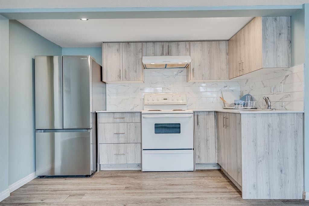 104 Cove Crescent, Chestermere, AB - Indoor Photo Showing Kitchen