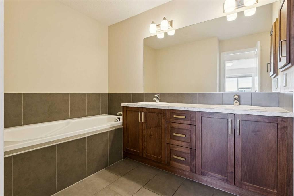116 Walden Parade Se, Calgary, AB - Indoor Photo Showing Bathroom
